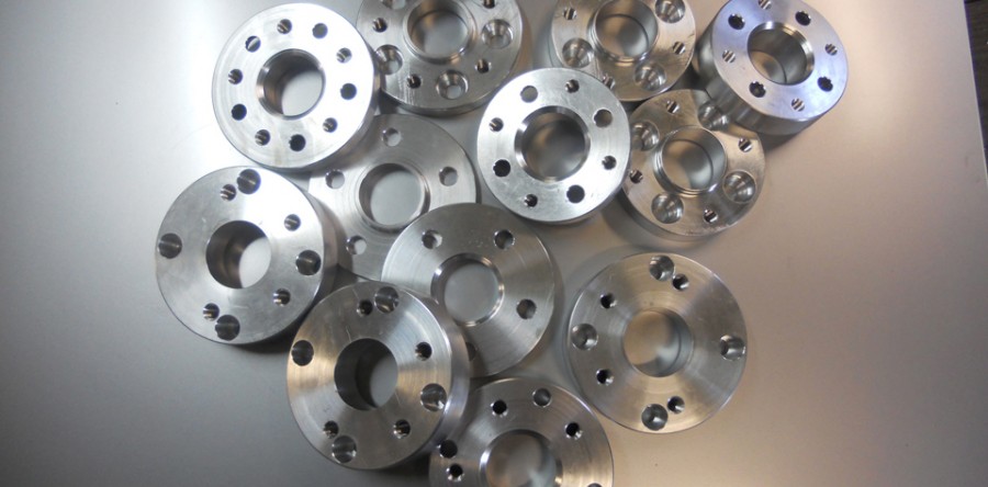 Entretoises ou élargisseurs sur mesure terminées